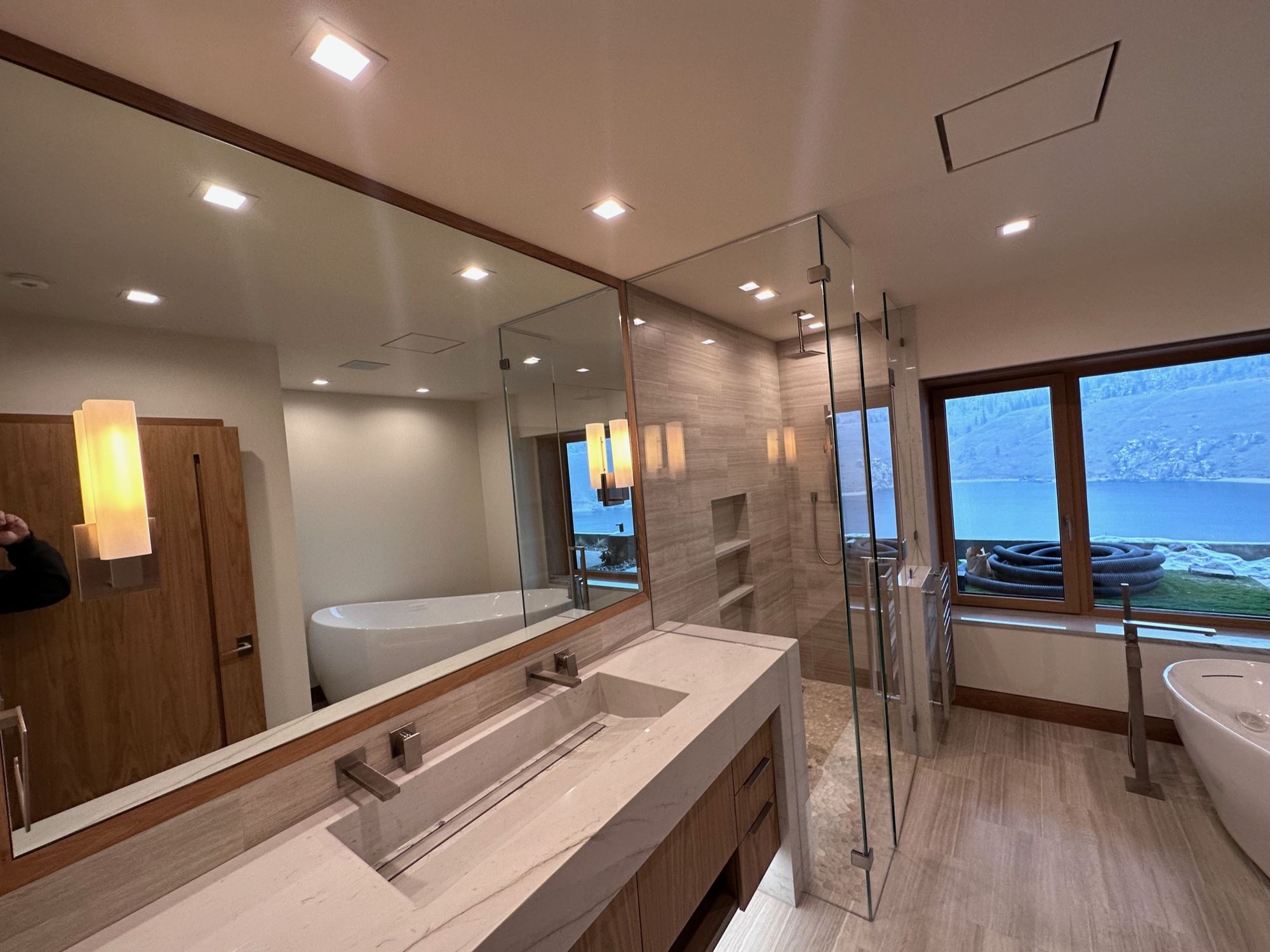 Bathroom with a soaking tub and lake views, Roosevelt