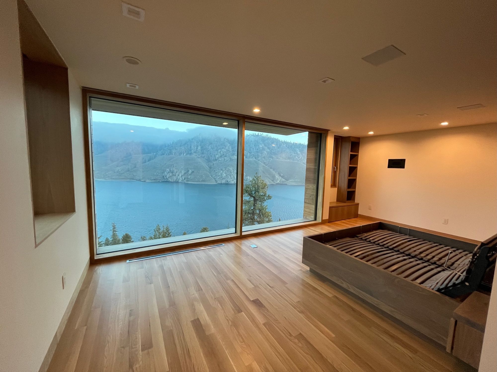 Bedroom with a wide window to the lake, Roosevelt