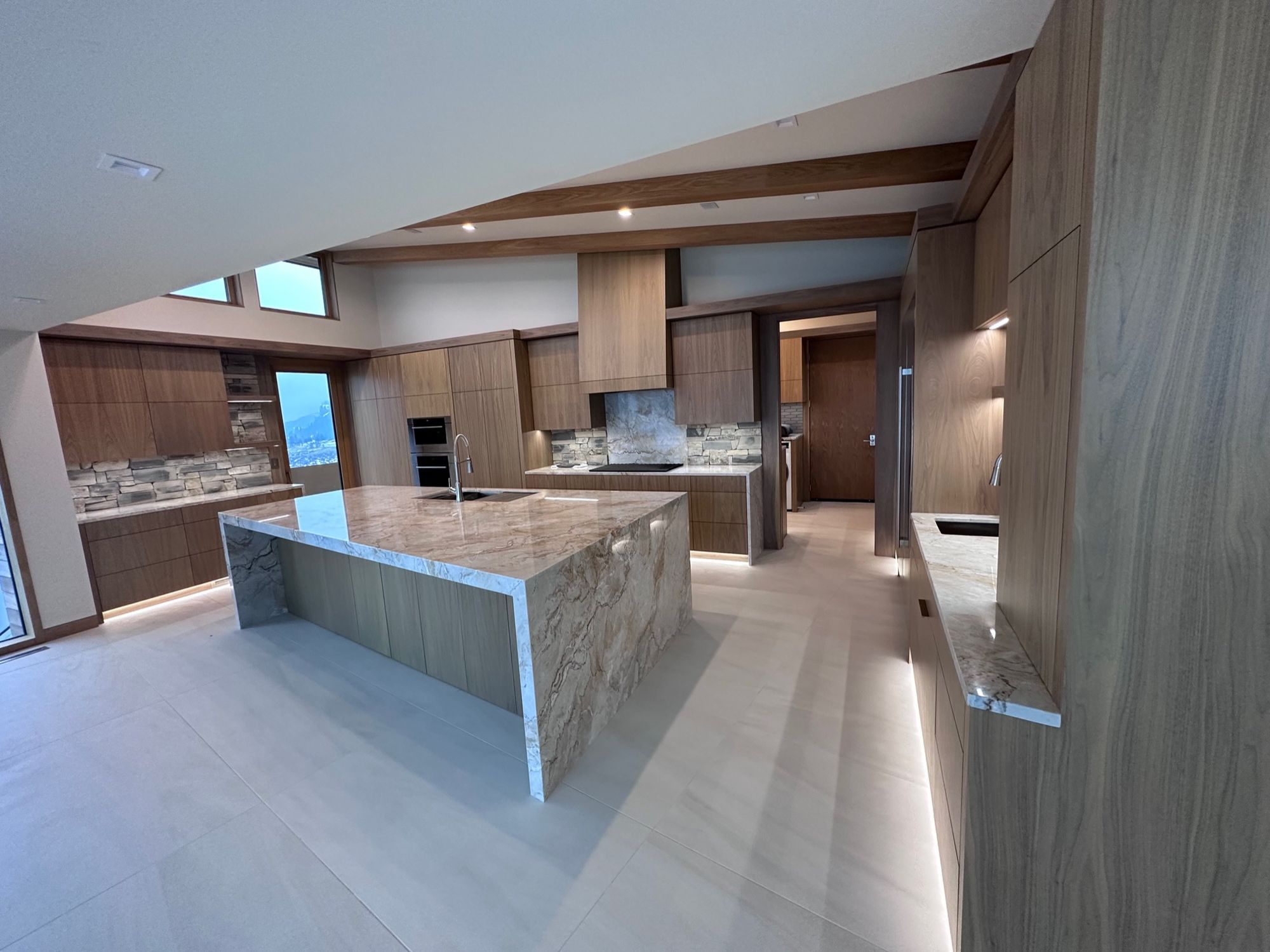 Kitchen with lighting under the island, Roosevelt